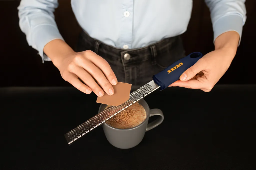 Deiss PRO Käsereibe - Parmesankäse, Zitrone, Ingwer, Knoblauch, Muskatnuss, Schokolade, Gemüse, Früchte - Rasiermesserscharfe, Edelstahlklinge, Breit, Spülmaschinenfest Zester 7 Deiss PRO Käsereibe - Parmesankäse, Zitrone, Ingwer, Knoblauch, Muskatnuss, Schokolade, Gemüse, Früchte - Rasiermesserscharfe, Edelstahlklinge, Breit, Spülmaschinenfest Zester – Bild 5