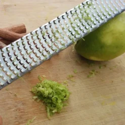 Premium Zester Reibe - Deine Hochwertige Parmesanreibe, Muskatnussreibe, Zitronenreibe, Ingwerreibe Mit Messerscharfen Edelstahl Klingen Und Holzgriff -Kaufland Verkäufe 10fd6d757dbe8391ba17e279e182c5ec 2
