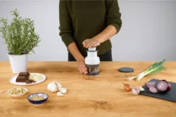 Fackelmann Zwiebelhacker Easyprepare, Hochwertiger Zwiebel-, Gemüse- Und Kräuterhacker Mit Durchsichtigem Auffangbehälter, Sicherer Halt Durch Anti-Rutsch-Füße (Farbe: Weiß / Blau-Grau) 23 Fackelmann Zwiebelhacker Easyprepare, Hochwertiger Zwiebel-, Gemüse- Und Kräuterhacker Mit Durchsichtigem Auffangbehälter, Sicherer Halt Durch Anti-Rutsch-Füße (Farbe: Weiß / Blau-Grau) -Kaufland Verkäufe 16f9c86caa483c2ea3aad72bd5695df2