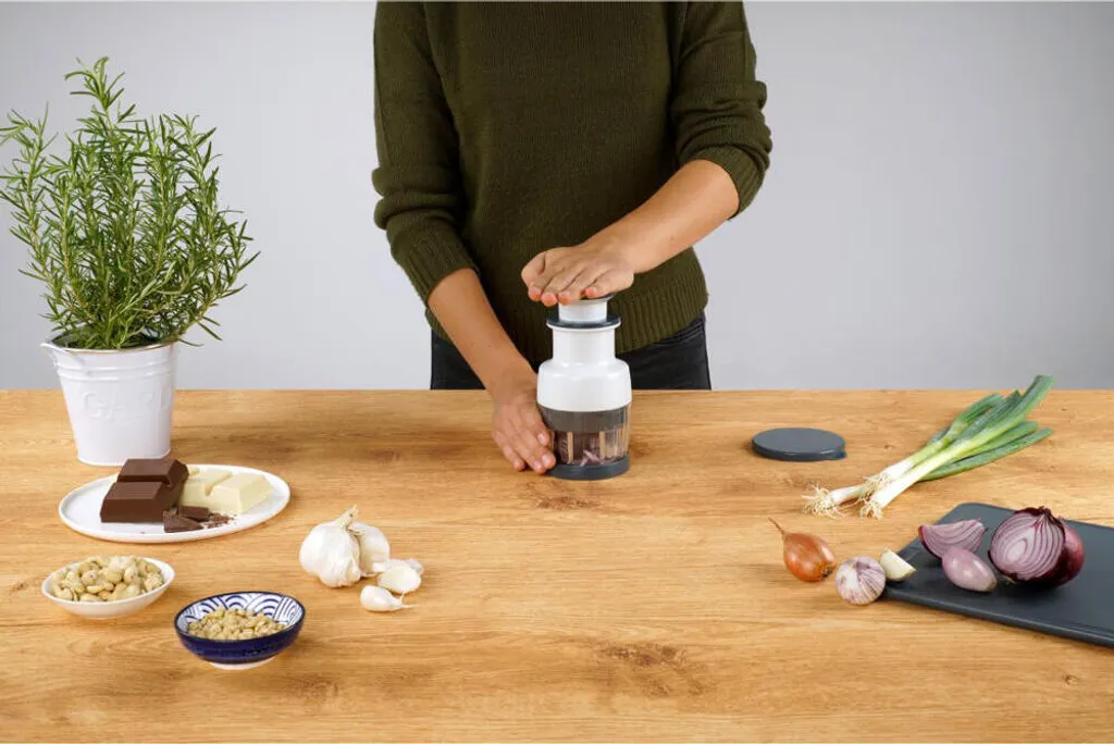 Fackelmann Zwiebelhacker Easyprepare, Hochwertiger Zwiebel-, Gemüse- Und Kräuterhacker Mit Durchsichtigem Auffangbehälter, Sicherer Halt Durch Anti-Rutsch-Füße (Farbe: Weiß / Blau-Grau) 13 Fackelmann Zwiebelhacker Easyprepare, Hochwertiger Zwiebel-, Gemüse- Und Kräuterhacker Mit Durchsichtigem Auffangbehälter, Sicherer Halt Durch Anti-Rutsch-Füße (Farbe: Weiß / Blau-Grau) – Bild 11