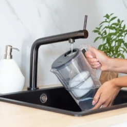 Wessper Wasserfilterkanne 2.5 L Kompatibel Mit Brita Maxtra, Wasser Filtersystem Zur Reduzierung Von Kalk, Chlor | Inklusive 1 Wasserfilterkanne + Wasserfilter -Kartusche Weiß/Schwarz -Kaufland Verkäufe 1dd07043cf97fe56ed20b0641eec15e6