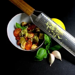 REDSALT® Premium Zester Edelstahl Reibe Mit Holzgriff | Rasiermesserscharfe Klinge | Küchenreibe Für Zitrone Ingwer Muskatnuss | Parmesanreibe Ingwerreibe Zitronenreibe Käsereibe 16 REDSALT® Premium Zester Edelstahl Reibe Mit Holzgriff | Rasiermesserscharfe Klinge | Küchenreibe Für Zitrone Ingwer Muskatnuss | Parmesanreibe Ingwerreibe Zitronenreibe Käsereibe -Kaufland Verkäufe 2f39f39486dc0acb6e4b91d45902f54c