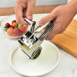 Käsereibe Edelstahl, Käsereibe Mit Kurbel Gemüse Kaese Cutter Käseraspel Käsereiben Mit 4 Ersatzköpfe 10 Käsereibe Edelstahl, Käsereibe Mit Kurbel Gemüse Kaese Cutter Käseraspel Käsereiben Mit 4 Ersatzköpfe -Kaufland Verkäufe 30f777368f1fcac65bd6f1bc3c430a34 1
