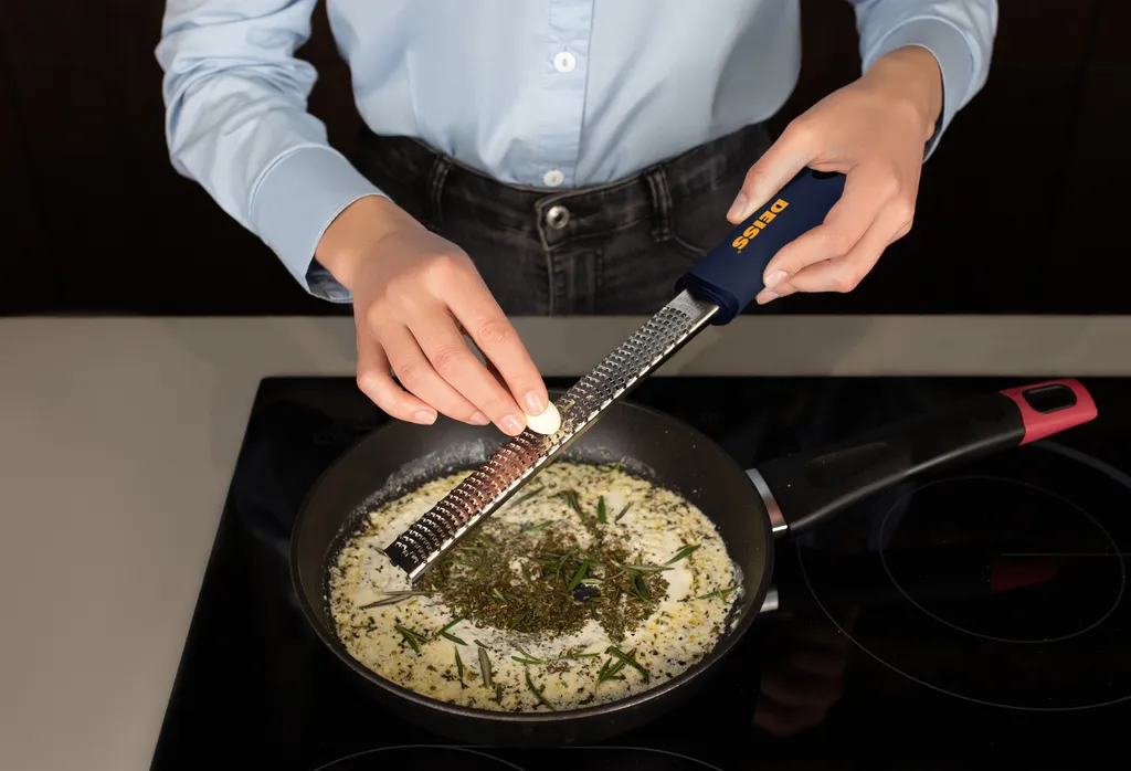 Deiss PRO Käsereibe - Parmesankäse, Zitrone, Ingwer, Knoblauch, Muskatnuss, Schokolade, Gemüse, Früchte - Rasiermesserscharfe, Edelstahlklinge, Breit, Spülmaschinenfest Zester 8 Deiss PRO Käsereibe - Parmesankäse, Zitrone, Ingwer, Knoblauch, Muskatnuss, Schokolade, Gemüse, Früchte - Rasiermesserscharfe, Edelstahlklinge, Breit, Spülmaschinenfest Zester – Bild 6