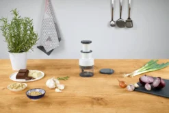 Fackelmann Zwiebelhacker Easyprepare, Hochwertiger Zwiebel-, Gemüse- Und Kräuterhacker Mit Durchsichtigem Auffangbehälter, Sicherer Halt Durch Anti-Rutsch-Füße (Farbe: Weiß / Blau-Grau) 21 Fackelmann Zwiebelhacker Easyprepare, Hochwertiger Zwiebel-, Gemüse- Und Kräuterhacker Mit Durchsichtigem Auffangbehälter, Sicherer Halt Durch Anti-Rutsch-Füße (Farbe: Weiß / Blau-Grau) -Kaufland Verkäufe 3ceb71b3965cf0b6c55c82ce692f043d