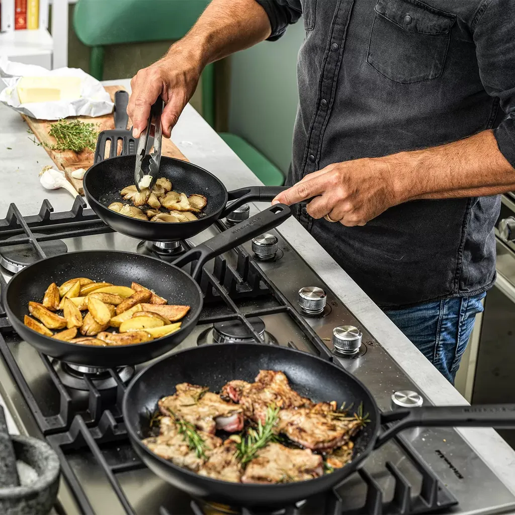 KitchenAid Classic CC003293-001 Bratpfanne, 28 Cm Max. Durchmesser, Aluminium, Induktionsherd-geeignet, Antihaftbeschichtung 10 KitchenAid Classic CC003293-001 Bratpfanne, 28 Cm Max. Durchmesser, Aluminium, Induktionsherd-geeignet, Antihaftbeschichtung – Bild 8