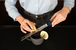 Deiss PRO Käsereibe - Parmesankäse, Zitrone, Ingwer, Knoblauch, Muskatnuss, Schokolade, Gemüse, Früchte - Rasiermesserscharfe, Edelstahlklinge, Breit, Spülmaschinenfest Zester 12 Deiss PRO Käsereibe - Parmesankäse, Zitrone, Ingwer, Knoblauch, Muskatnuss, Schokolade, Gemüse, Früchte - Rasiermesserscharfe, Edelstahlklinge, Breit, Spülmaschinenfest Zester -Kaufland Verkäufe 43fd94ef7701cfae182b50eeb4db69b0