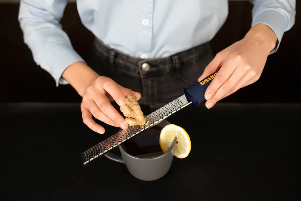 Deiss PRO Käsereibe - Parmesankäse, Zitrone, Ingwer, Knoblauch, Muskatnuss, Schokolade, Gemüse, Früchte - Rasiermesserscharfe, Edelstahlklinge, Breit, Spülmaschinenfest Zester 6 Deiss PRO Käsereibe - Parmesankäse, Zitrone, Ingwer, Knoblauch, Muskatnuss, Schokolade, Gemüse, Früchte - Rasiermesserscharfe, Edelstahlklinge, Breit, Spülmaschinenfest Zester – Bild 4