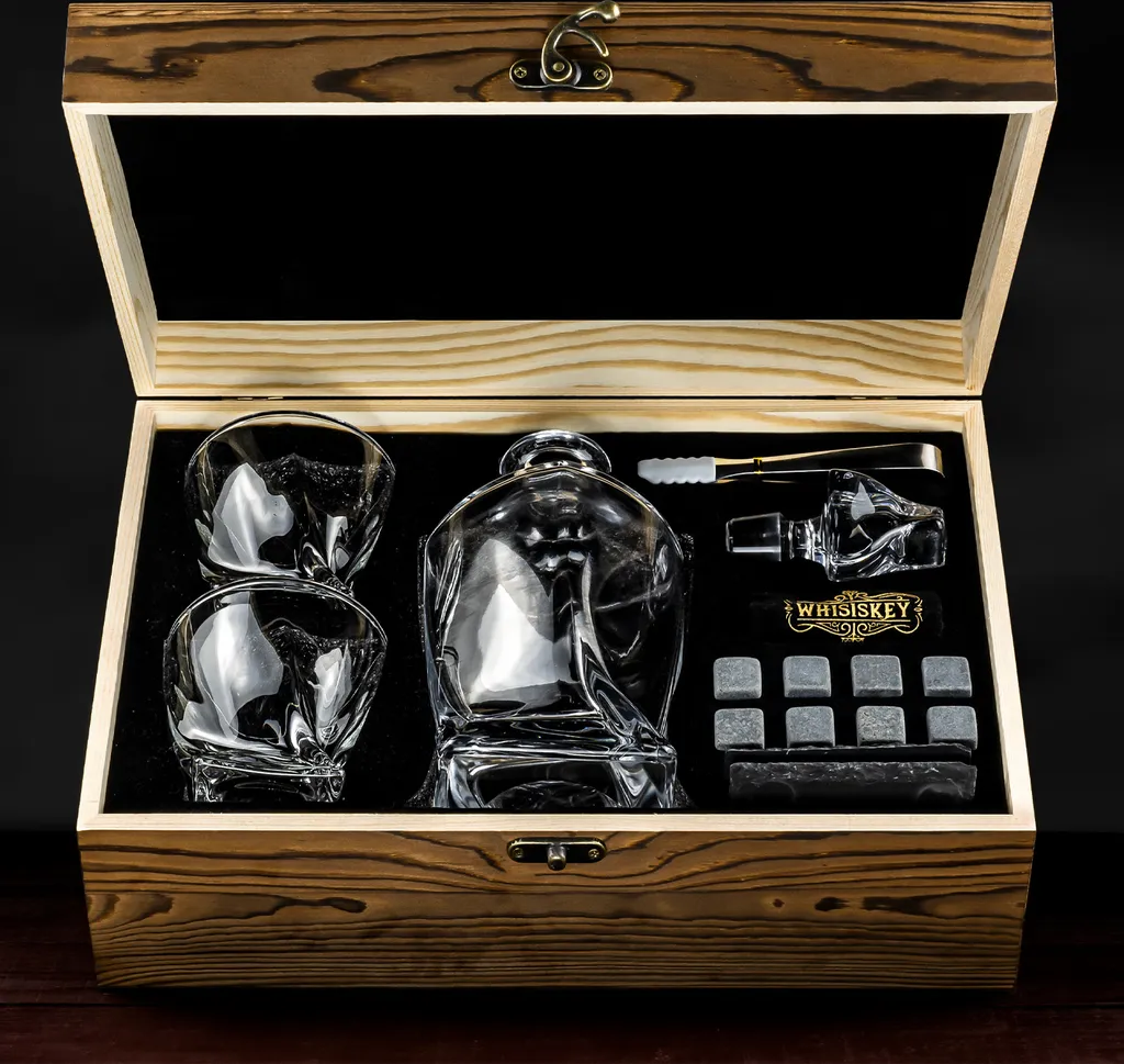 Whisiskey - Whisky Karaffe – Twisted Dekanter Set - Whiskey Karaffe Set - 1000ML - Geschenke Für Männer - Inkl. 8 Whisky Steine, Zange & 2 Whisky Gläser 4 Whisiskey - Whisky Karaffe – Twisted Dekanter Set - Whiskey Karaffe Set - 1000ML - Geschenke Für Männer - Inkl. 8 Whisky Steine, Zange & 2 Whisky Gläser – Bild 2