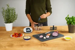 Fackelmann Multi-Hacker Easyprepare, Hochweritger Mulit-Zerkleinerer Mit Seilzug, Transparenter Auffangbehälter Mit Frischhaltedeckel, Sicher Halt Durch Anti-Rutsch-Boden (Farbe: Weiß / Blau-Grau) 23 Fackelmann Multi-Hacker Easyprepare, Hochweritger Mulit-Zerkleinerer Mit Seilzug, Transparenter Auffangbehälter Mit Frischhaltedeckel, Sicher Halt Durch Anti-Rutsch-Boden (Farbe: Weiß / Blau-Grau) -Kaufland Verkäufe 5ef3d66a15c5b25530057591f43a5a78