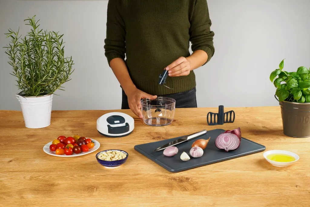 Fackelmann Multi-Hacker Easyprepare, Hochweritger Mulit-Zerkleinerer Mit Seilzug, Transparenter Auffangbehälter Mit Frischhaltedeckel, Sicher Halt Durch Anti-Rutsch-Boden (Farbe: Weiß / Blau-Grau) 12 Fackelmann Multi-Hacker Easyprepare, Hochweritger Mulit-Zerkleinerer Mit Seilzug, Transparenter Auffangbehälter Mit Frischhaltedeckel, Sicher Halt Durch Anti-Rutsch-Boden (Farbe: Weiß / Blau-Grau) – Bild 10