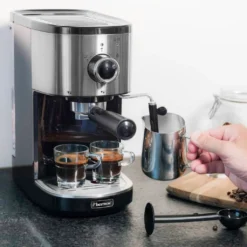 Bestron Espressomaschine Für 2 Tassen, Kolbenmaschine Mit Schwenkbarer Dampfdüse, Inkl. Integriertem Tassenwärmer, Herausnehmbarem Wassertank & 15 Bar Pumpendruck, 1.450 Watt, Farbe: Silber -Kaufland Verkäufe 62642d8240aba20cf4592b3c6f9cf458