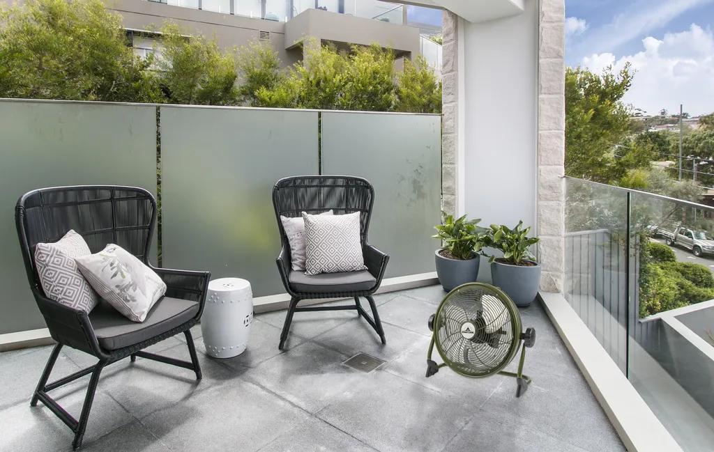 Bestron Kabelloser, Aufladbarer Bodenventilator, Vertikal Verstellbar, Höhe: 36,8 Cm, Ø 35 Cm, 25 W, Oliv 5 Bestron Kabelloser, Aufladbarer Bodenventilator, Vertikal Verstellbar, Höhe: 36,8 Cm, Ø 35 Cm, 25 W, Oliv – Bild 3