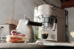 De'Longhi Delonghi Kaffeemaschine Dedica Metallics EC785.BG Pumpendruck 15 Bar, Eingebauter Milchaufschäumer, Manuell, 1300 W, Beige 20 De'Longhi Delonghi Kaffeemaschine Dedica Metallics EC785.BG Pumpendruck 15 Bar, Eingebauter Milchaufschäumer, Manuell, 1300 W, Beige -Kaufland Verkäufe 66c0e6372ccda500fe74d5d63a914cd8