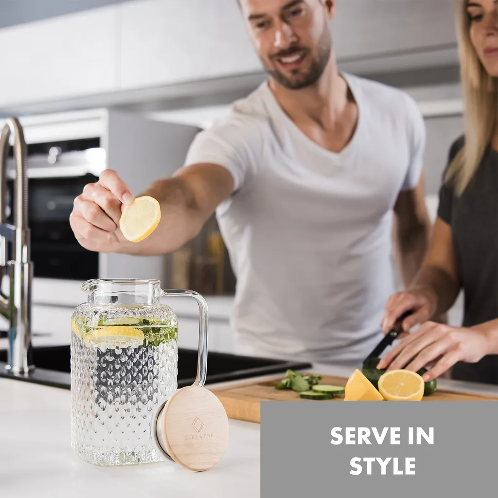 Klarstein Glaswerk Livenza Wasserkrug Glaskaraffe Glaskrug Mit Deckel Wasserkaraffe , Volumen: 1,5 Liter , Deckel Aus Eichenholz , Borosilikatglas , Edelstahlsieb , Transparent 4 Klarstein Glaswerk Livenza Wasserkrug Glaskaraffe Glaskrug Mit Deckel Wasserkaraffe , Volumen: 1,5 Liter , Deckel Aus Eichenholz , Borosilikatglas , Edelstahlsieb , Transparent – Bild 2