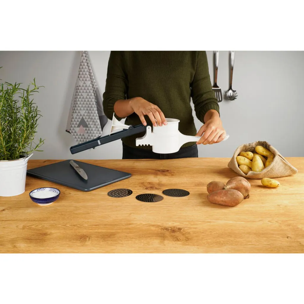 Fackelmann Spätzlepresse Easyprepare, Kortoffelpresse Mit 3 Austauschbaren Lochscheiben, Presse Mit 4 Verschiedenen Auflagehaken, Hochwetiger Kartoffelstampfer (Farbe: Weiß / Blau-Grau), 1 X 4 Teile 13 Fackelmann Spätzlepresse Easyprepare, Kortoffelpresse Mit 3 Austauschbaren Lochscheiben, Presse Mit 4 Verschiedenen Auflagehaken, Hochwetiger Kartoffelstampfer (Farbe: Weiß / Blau-Grau), 1 X 4 Teile – Bild 11
