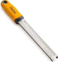 Deiss PRO Käsereibe - Parmesankäse, Zitrone, Ingwer, Knoblauch, Muskatnuss, Schokolade, Gemüse, Früchte - Rasiermesserscharfe Edelstahlklinge, Breit, Spülmaschinenfest Zester