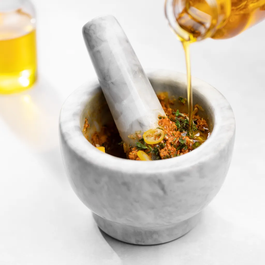 Navaris Mörser Und Stößel Aus Weißem Marmor Im Set - Steinmörser Gewürzmörser - Für Gewürze Pesto Kräuter - Stampfer Mit Schlegel - Ø 13cm 4 Navaris Mörser Und Stößel Aus Weißem Marmor Im Set - Steinmörser Gewürzmörser - Für Gewürze Pesto Kräuter - Stampfer Mit Schlegel - Ø 13cm – Bild 2