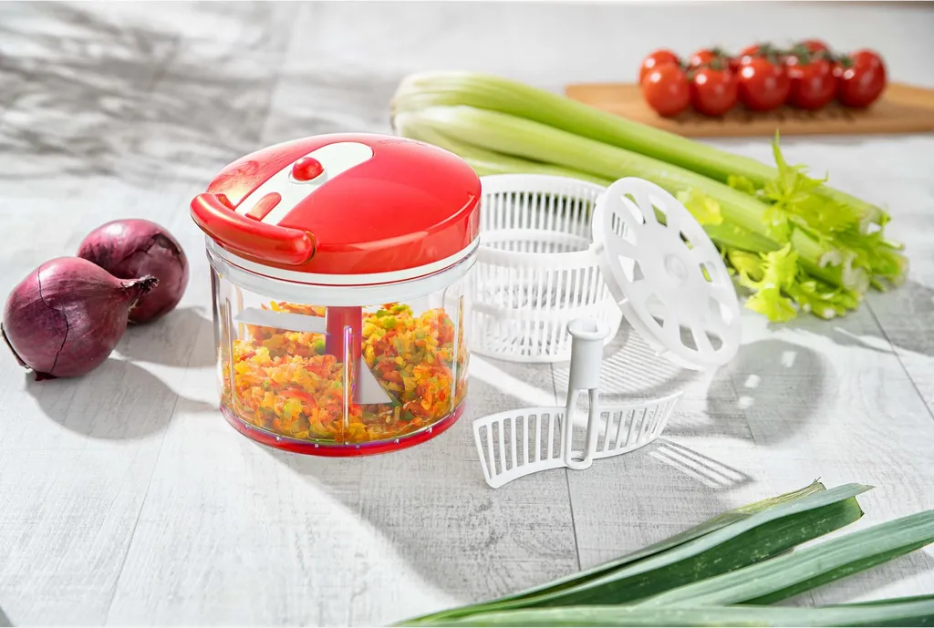 Genius Nicer Dicer Twist Universalzerkleinerer 9-tlg Rot - Gemüseschneider Manuell Mit Seilzug, Salatschleuder & Sieb 1000ml; A29188 4 Genius Nicer Dicer Twist Universalzerkleinerer 9-tlg Rot - Gemüseschneider Manuell Mit Seilzug, Salatschleuder & Sieb 1000ml; A29188 – Bild 2