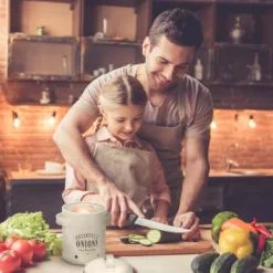 Klarstein Granrosi Iowa Zwiebeltopf Zwiebel-Vorratsdose Zwiebelbox Zwiebelbehälter , Emaille-Stahlblech , Ca. 17 X 22,5 X 14 Cm (BxHxT) , Rostfrei , Lüftungsöffnungen , Füllmenge: Ca. 1,6 Kg Zwiebeln , Seitengriffe , Creme 9 Klarstein Granrosi Iowa Zwiebeltopf Zwiebel-Vorratsdose Zwiebelbox Zwiebelbehälter , Emaille-Stahlblech , Ca. 17 X 22,5 X 14 Cm (BxHxT) , Rostfrei , Lüftungsöffnungen , Füllmenge: Ca. 1,6 Kg Zwiebeln , Seitengriffe , Creme -Kaufland Verkäufe 8aa921a91d541156a39ff61678273b7d