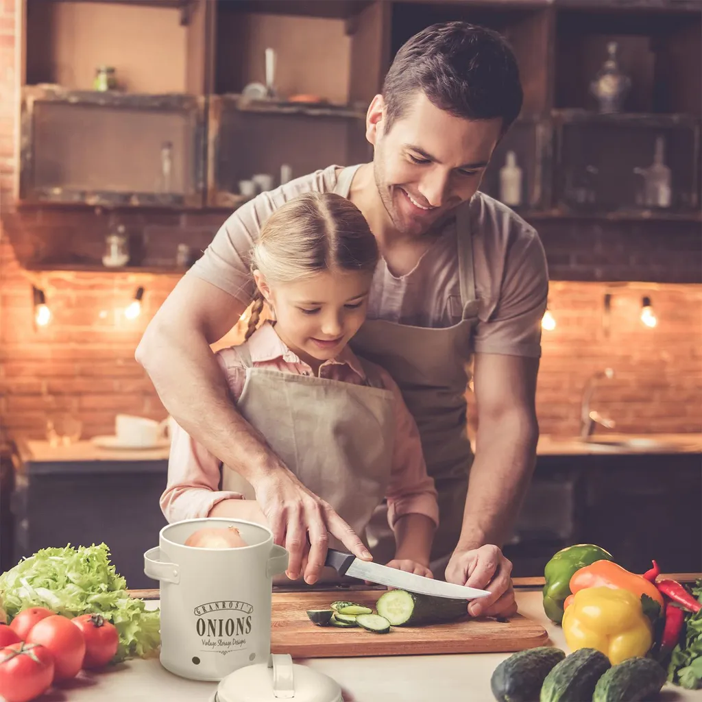 Klarstein Granrosi Iowa Zwiebeltopf Zwiebel-Vorratsdose Zwiebelbox Zwiebelbehälter , Emaille-Stahlblech , Ca. 17 X 22,5 X 14 Cm (BxHxT) , Rostfrei , Lüftungsöffnungen , Füllmenge: Ca. 1,6 Kg Zwiebeln , Seitengriffe , Creme 4 Klarstein Granrosi Iowa Zwiebeltopf Zwiebel-Vorratsdose Zwiebelbox Zwiebelbehälter , Emaille-Stahlblech , Ca. 17 X 22,5 X 14 Cm (BxHxT) , Rostfrei , Lüftungsöffnungen , Füllmenge: Ca. 1,6 Kg Zwiebeln , Seitengriffe , Creme – Bild 2