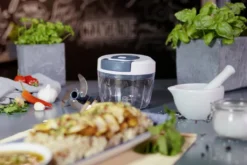 Fackelmann Multi-Hacker Easyprepare, Hochweritger Mulit-Zerkleinerer Mit Seilzug, Transparenter Auffangbehälter Mit Frischhaltedeckel, Sicher Halt Durch Anti-Rutsch-Boden (Farbe: Weiß / Blau-Grau) 18 Fackelmann Multi-Hacker Easyprepare, Hochweritger Mulit-Zerkleinerer Mit Seilzug, Transparenter Auffangbehälter Mit Frischhaltedeckel, Sicher Halt Durch Anti-Rutsch-Boden (Farbe: Weiß / Blau-Grau) -Kaufland Verkäufe 920b613a5530be2107a75cd5c3748b0a