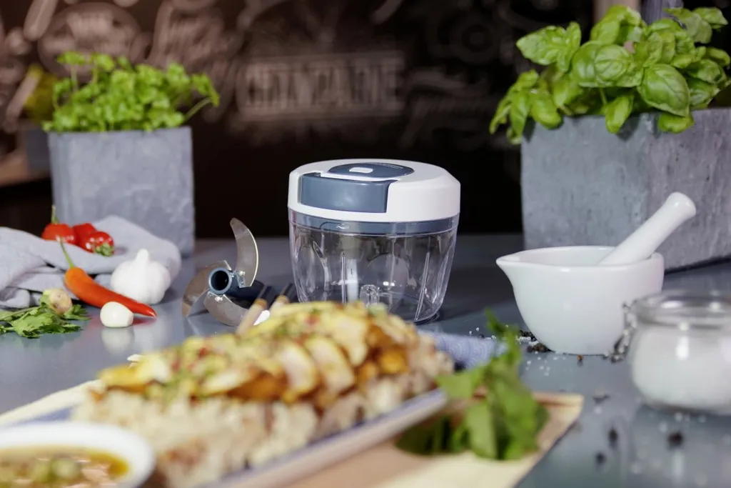 Fackelmann Multi-Hacker Easyprepare, Hochweritger Mulit-Zerkleinerer Mit Seilzug, Transparenter Auffangbehälter Mit Frischhaltedeckel, Sicher Halt Durch Anti-Rutsch-Boden (Farbe: Weiß / Blau-Grau) 7 Fackelmann Multi-Hacker Easyprepare, Hochweritger Mulit-Zerkleinerer Mit Seilzug, Transparenter Auffangbehälter Mit Frischhaltedeckel, Sicher Halt Durch Anti-Rutsch-Boden (Farbe: Weiß / Blau-Grau) – Bild 5