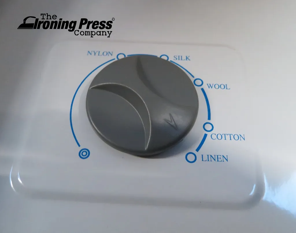 Dampfbügelpresse Professionelle Mit 38 Dampfdüsen (Leistungsstarke Dampfstrahlen) & Höhenverstellbaren Ständer Von Speedypress - Kompakt Größe - 55cm Y 22cm; 1.350watt (+ Ersatzabdeckung & Schaumstoff-Unterfilz UVP 45,00 € + Weiteres Zubehör GRATIS) 11 Dampfbügelpresse Professionelle Mit 38 Dampfdüsen (Leistungsstarke Dampfstrahlen) & Höhenverstellbaren Ständer Von Speedypress - Kompakt Größe - 55cm Y 22cm; 1.350watt (+ Ersatzabdeckung & Schaumstoff-Unterfilz UVP 45,00 € + Weiteres Zubehör GRATIS) – Bild 9