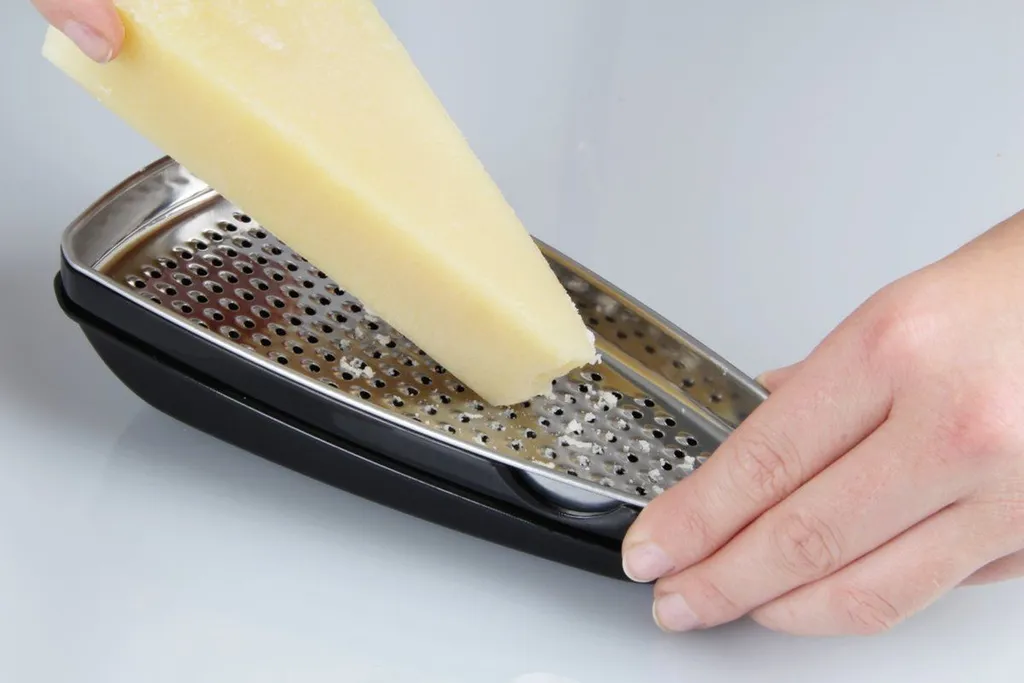 Fackelmann Parmesanreibe- Und Frischebox, Parmesanhobel, Käsereibe Mit Servier-Behälter (Farbe: Transparent/Grau), Menge: 1 Stück 13 Fackelmann Parmesanreibe- Und Frischebox, Parmesanhobel, Käsereibe Mit Servier-Behälter (Farbe: Transparent/Grau), Menge: 1 Stück – Bild 11