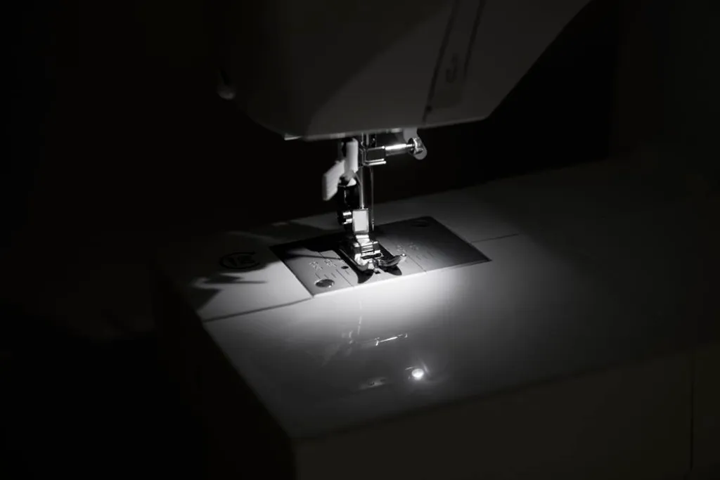 Singer Haute Couture Computer-Nähmaschine F527C Freiarmnähmaschine Mit Anschiebetisch 11 Singer Haute Couture Computer-Nähmaschine F527C Freiarmnähmaschine Mit Anschiebetisch – Bild 9