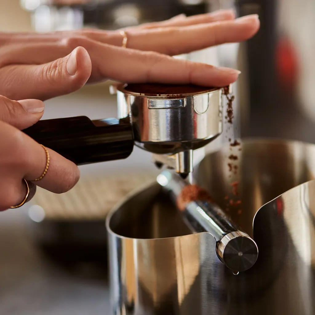 Tchibo Knock-Box Abklopfschale, Für Siebträger Espressomaschine, Zur Leichten Entsorgung Des Feuchten Kaffeesatzes, Silber / Schwarz, Edelstahl Und Gummi 6 Tchibo Knock-Box Abklopfschale, Für Siebträger Espressomaschine, Zur Leichten Entsorgung Des Feuchten Kaffeesatzes, Silber / Schwarz, Edelstahl Und Gummi – Bild 4