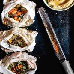 Premium Zester Reibe - Deine Hochwertige Parmesanreibe, Muskatnussreibe, Zitronenreibe, Ingwerreibe Mit Messerscharfen Edelstahl Klingen Und Holzgriff -Kaufland Verkäufe d44258d7a223afd8d5a9de6c57767b11 1