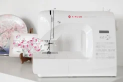Singer Haute Couture Computer-Nähmaschine F527C Freiarmnähmaschine Mit Anschiebetisch 25 Singer Haute Couture Computer-Nähmaschine F527C Freiarmnähmaschine Mit Anschiebetisch -Kaufland Verkäufe d5f2d95aa6dd652ba7b710a9e5ad8f83