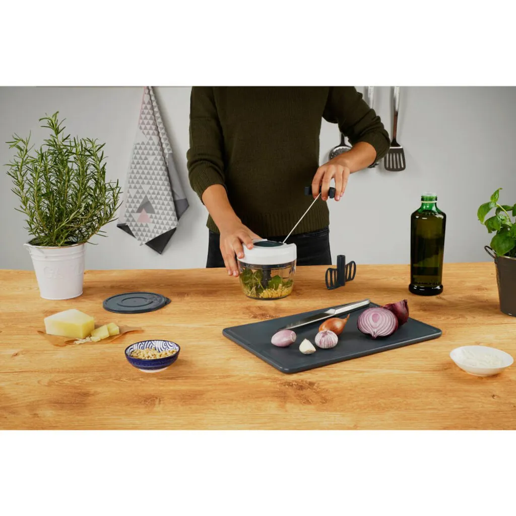 Fackelmann Multi-Hacker Easyprepare, Hochweritger Mulit-Zerkleinerer Mit Seilzug, Transparenter Auffangbehälter Mit Frischhaltedeckel, Sicher Halt Durch Anti-Rutsch-Boden (Farbe: Weiß / Blau-Grau) 14 Fackelmann Multi-Hacker Easyprepare, Hochweritger Mulit-Zerkleinerer Mit Seilzug, Transparenter Auffangbehälter Mit Frischhaltedeckel, Sicher Halt Durch Anti-Rutsch-Boden (Farbe: Weiß / Blau-Grau) – Bild 12