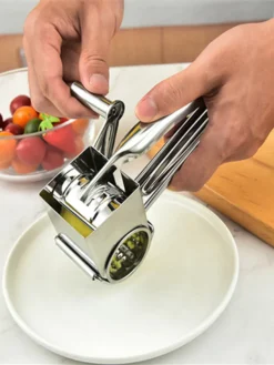 4 In 1 Edelstahl Manuelle Rotary Käsereibe Aus Edelstahl Gemüse Kaese Cutter Käseraspel Käsereiben Mit 4 Ersatzköpfe -Kaufland Verkäufe e4291afdc4cff0ef4b92a6d77c9fa012