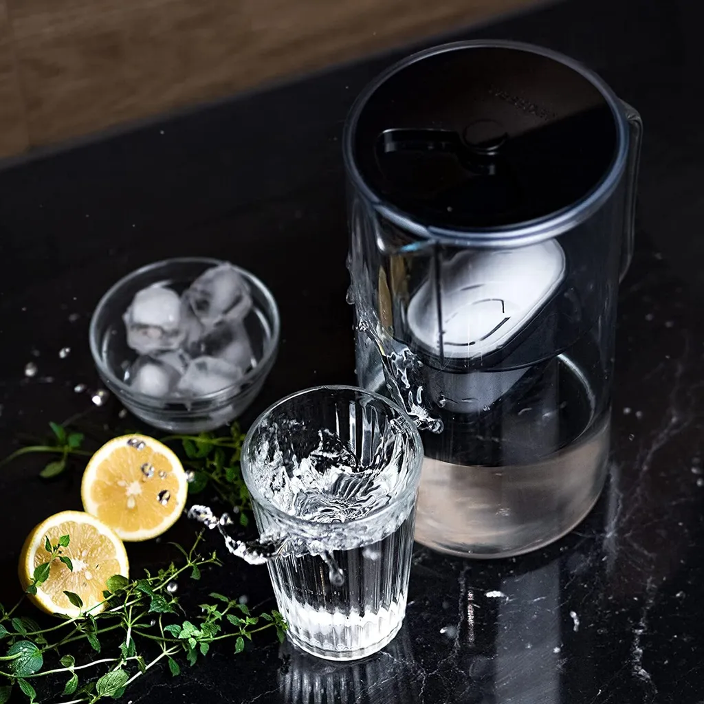 Wessper Wasserfilterkanne Aus Glas 2.5 L Kompatibel Mit Brita-Wasserfilterkartuschen, Inklusive 1 Wasserfilter-Kartusche, Reduziert Kalk Und Chlor, Schwarz 13 Wessper Wasserfilterkanne Aus Glas 2.5 L Kompatibel Mit Brita-Wasserfilterkartuschen, Inklusive 1 Wasserfilter-Kartusche, Reduziert Kalk Und Chlor, Schwarz – Bild 11