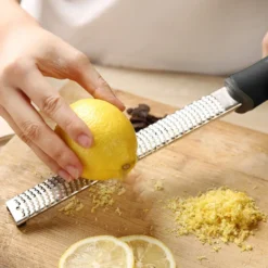 Premium Zester Reibe - Deine Hochwertige Parmesanreibe, Muskatnussreibe, Zitronenreibe, Ingwerreibe Mit Messerscharfen Edelstahl Klingen Und Holzgriff -Kaufland Verkäufe e9507e96ef22735b0a18d0cf9e7f09a0 1