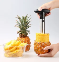 Deiss PRO Ananasschneider - 2 In 1 Edelstahl Ananasschneider & Schäler - Macht Die Perfekten Ananas Ringe Ohne Eine Sauerei - Spülmaschinenfest -Kaufland Verkäufe f1edb0f332ee358f6abd4a62e4ac7255