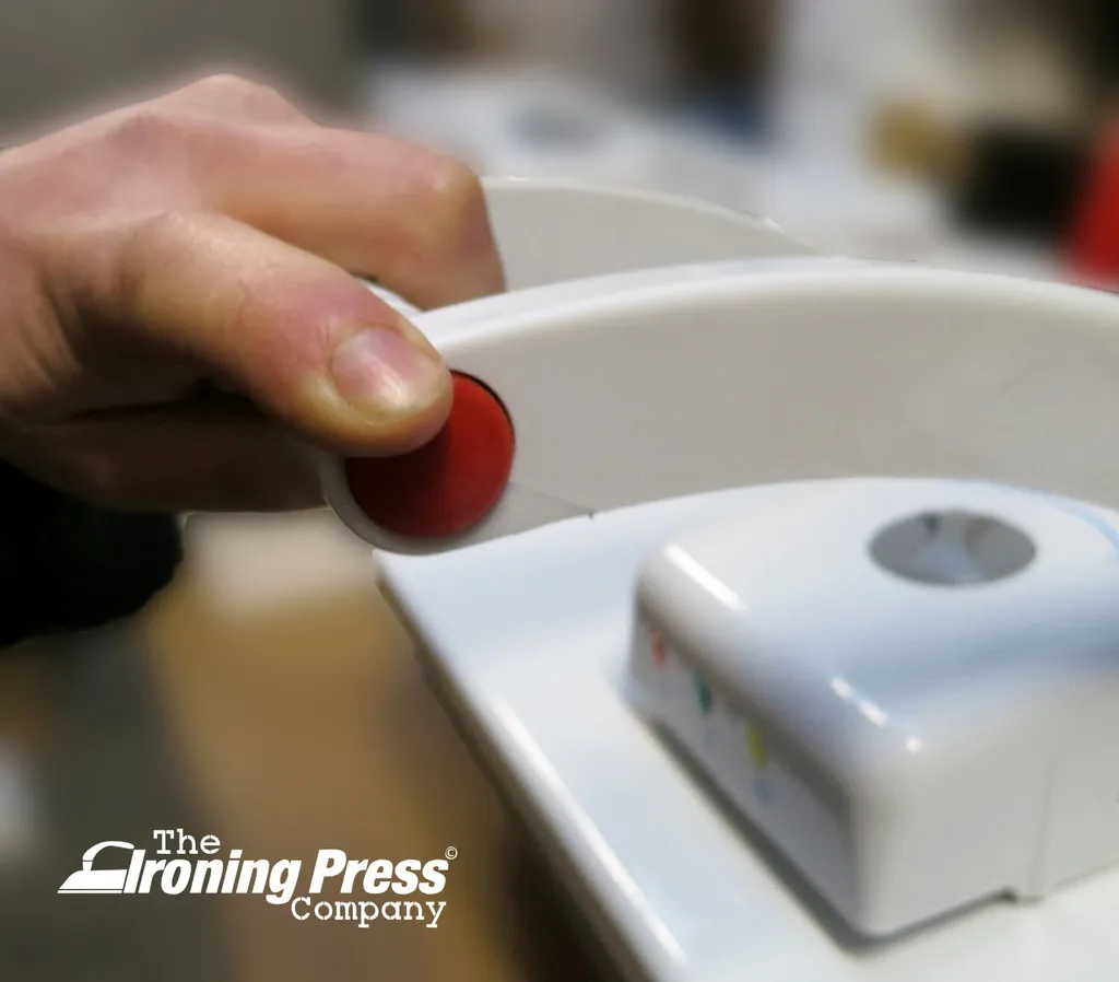 Dampfbügelpresse Professionelle Mit 38 Dampfdüsen (Leistungsstarke Dampfstrahlen) & Höhenverstellbaren Ständer Von Speedypress - Kompakt Größe - 55cm Y 22cm; 1.350watt (+ Ersatzabdeckung & Schaumstoff-Unterfilz UVP 45,00 € + Weiteres Zubehör GRATIS) 9 Dampfbügelpresse Professionelle Mit 38 Dampfdüsen (Leistungsstarke Dampfstrahlen) & Höhenverstellbaren Ständer Von Speedypress - Kompakt Größe - 55cm Y 22cm; 1.350watt (+ Ersatzabdeckung & Schaumstoff-Unterfilz UVP 45,00 € + Weiteres Zubehör GRATIS) – Bild 7